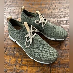 Clark’s Trigenic ladies sz 9.5 walking shoe sage green, suede trim.